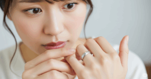 ダイヤモンドシライシの指輪は傷つきやすいか不安な女性